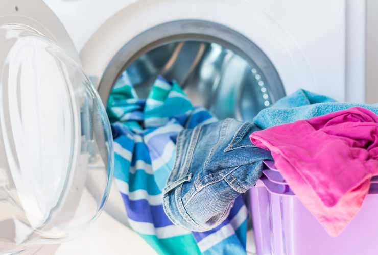 panni nel cestello della lavatrice