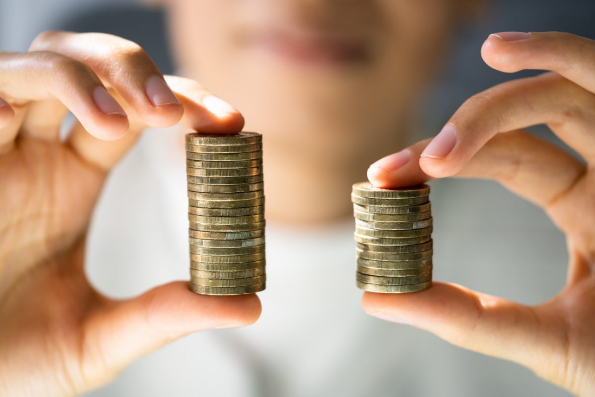 pile di monete in mano