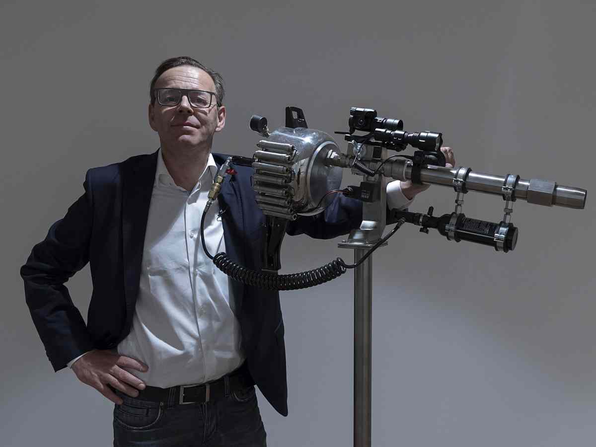 l'artista belga Wim Delvoye in posa