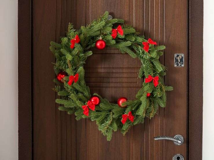 ghirlanda natalizia fuori la porta d'ingresso