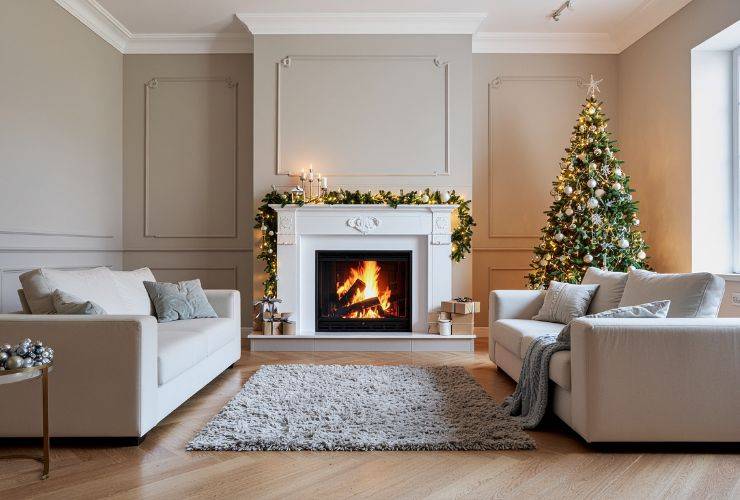 un tappeto tra due divani ed un camino acceso