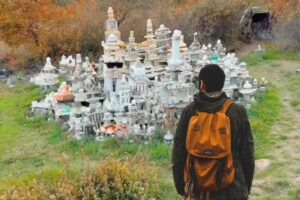 Costruzione in pietra, ragazzo che osserva