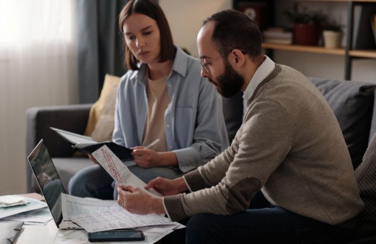 due persone che lavorano