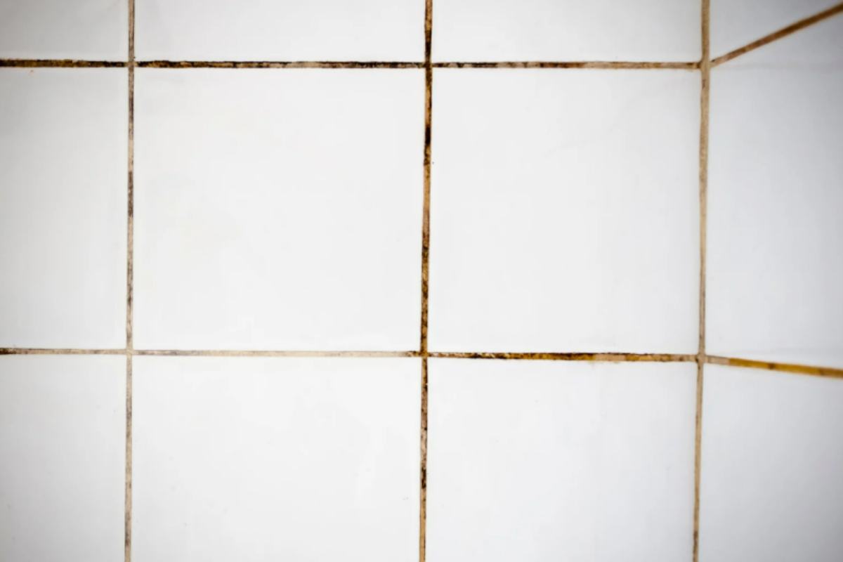 fughe piastrelle sporche