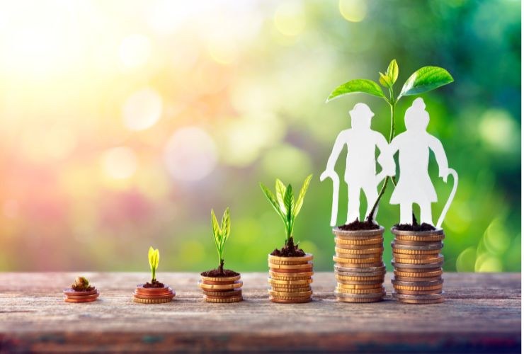 dei soldi ed delle persone anziane fatte di carta