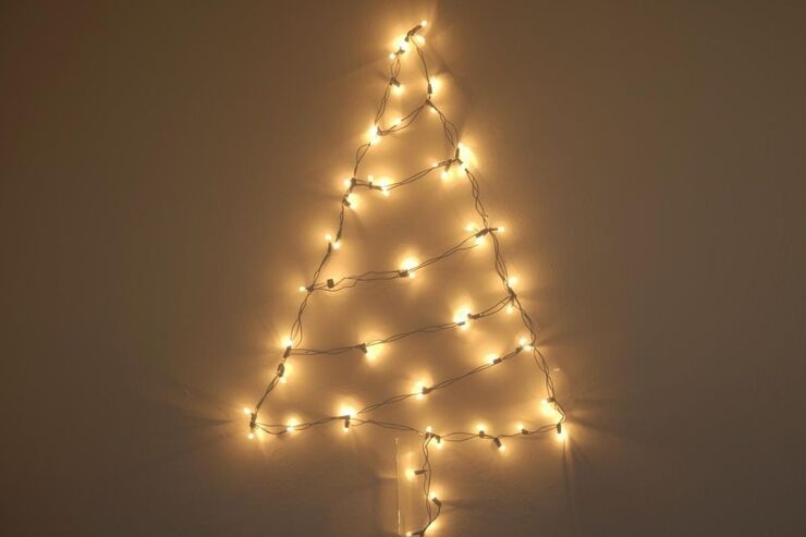 Albero di Natale fatto con lucine alla parete 